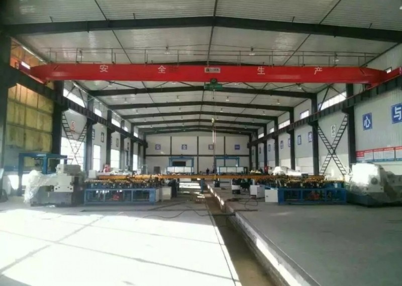 Under running single girder crane