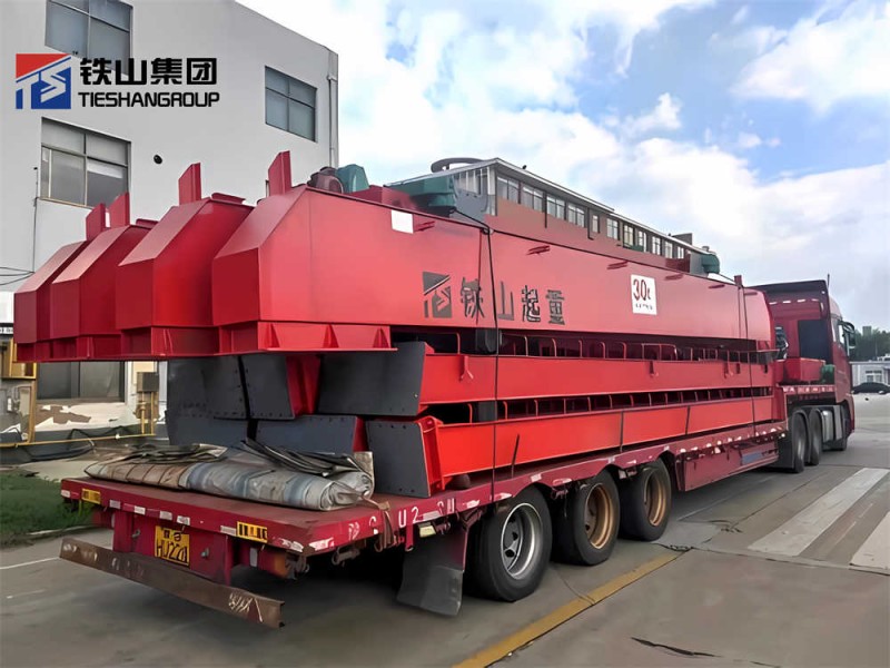 Double main beam gantry crane in transit