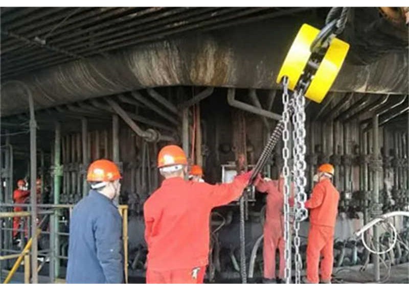 The cooling wall of blast furnace is repaired by Chenghua hoist hoist