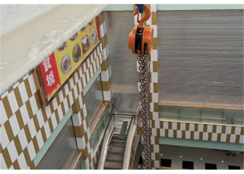 Hand hoist is used to lift heavy objects in shopping malls